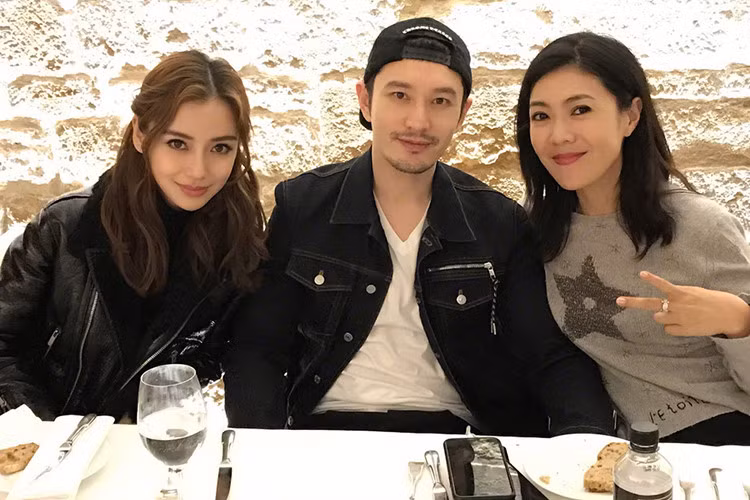 Năm ngoái, Angelababy đón sinh nhật bên Huỳnh Hiểu Minh trong chuyến công tác ở Paris.