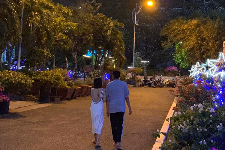Hình ảnh Cát Phượng tận hưởng Giáng sinh bình yên bên Kiều Minh Tuấn.