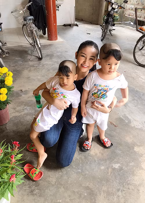 "Ngân Anh mong rằng cái mà các em nhận được không chỉ là những món đồ thiết yếu cho cái Tết sắp đến, mà còn cảm nhận được tình cảm sẻ chia, ấm áp từ những người xung quanh các em", cô chia sẻ. Ảnh: FBNV