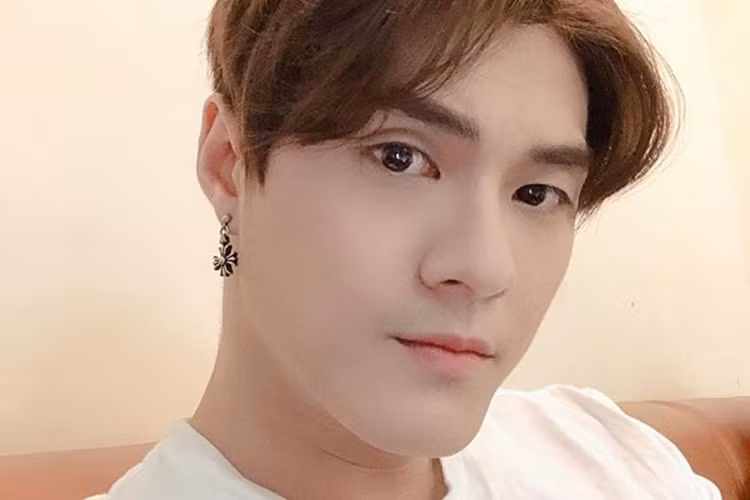 Lam Vinh Hai khoa Facebook, vo cu len tieng giua on ao