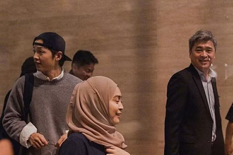 Hình ảnh mới nhất của Song Joong Ki được người hâm mộ ghi lại. Ảnh: Sina