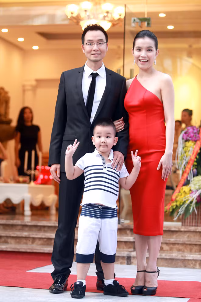 Lần hiếm hoi Thùy Lâm mang theo 2 con đi sự kiện là vào năm 2014. Khi đó bé Su vừa tròn 4 tuổi.