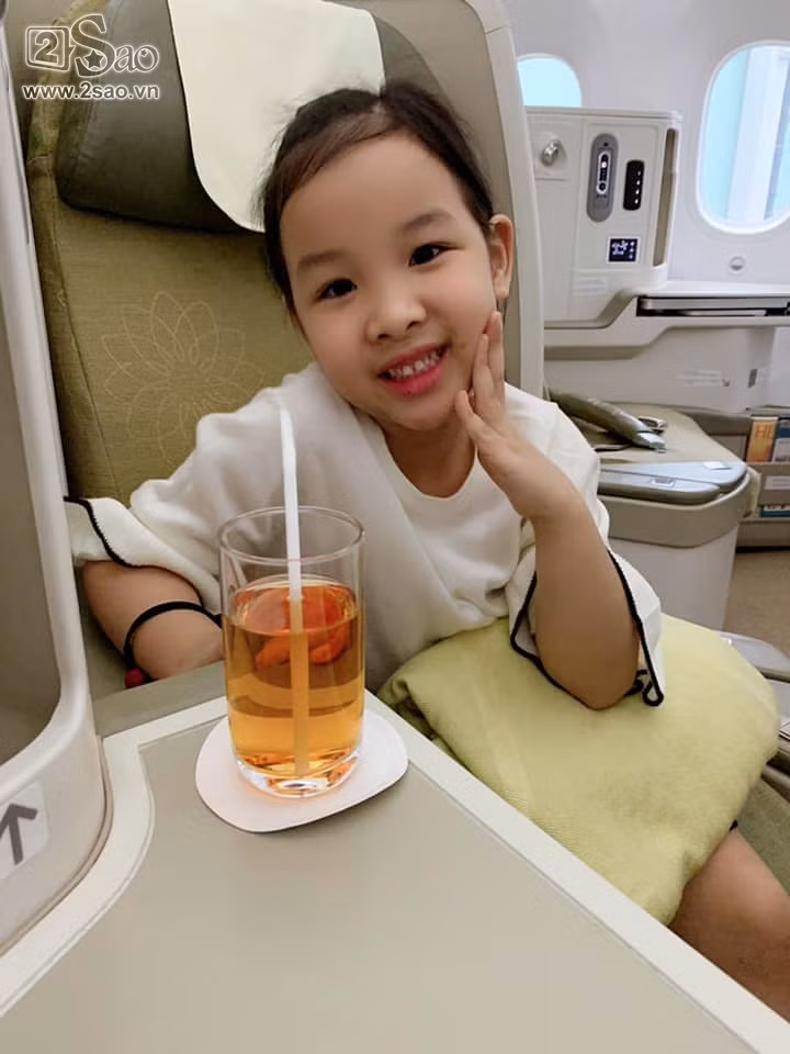 Bé Mon cũng lớn thêm không ít và gương mặt được nhận xét là thừa hưởng nhiều đường nét từ người mẹ hoa hậu.