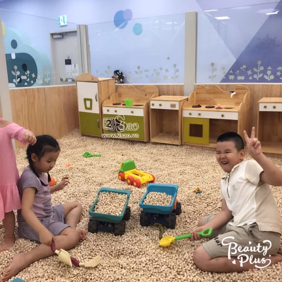 Su chơi đùa cùng em gái.