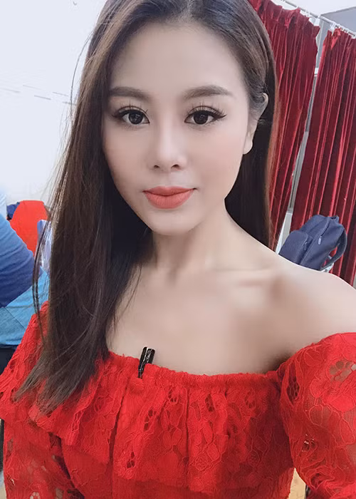 “27 Tết tôi vẫn còn gửi tiền để thanh toán lương cho ê-kíp đến mức trong người tôi còn đúng 1,7 triệu. Tôi không dám về quê. Tôi thấy sướng vì có sản phẩm, cống hiến nhưng nhìn lại tôi không còn gì trong suốt một năm trời làm việc", kiều nữ làng hài Nam Thư chia sẻ trên Dân Việt.