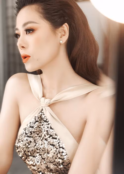 Nữ diễn viên sinh năm 1987 bắt đầu nhận được sự chú ý của khán giả sau khi đoạt giải á quân chương trình Cười xuyên Việt mùa đầu tiên.