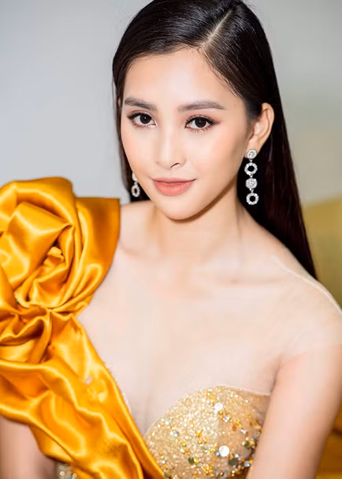 Hình ảnh Tiểu Vy mặc đầm cúp ngực gợi cảm đến nỗi người đối diện khó rời mắt.