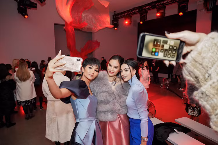Trong suốt sự kiện, H'hen Niê và Catriona Gray tỏ ra rất thân thiết.