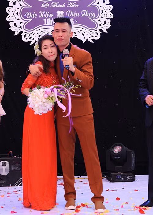 Trong đám cưới vào tháng 4/2016, Hiệp Gà từng bật khóc khẳng định Diệu Thúy là vợ thứ ba cũng là người vợ cuối cùng của anh. Ảnh: Ngày nay