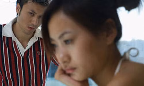 Vợ uất ức vì chồng đưa tiền thưởng Tết nhờ mẹ giữ Vo uat uc vi chong dua tien thuong Tet nho me giu