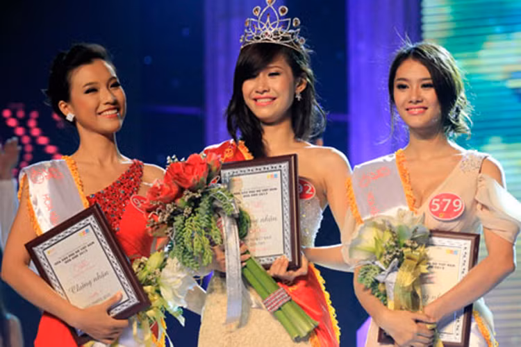 Năm 2011, Linh Chi tham gia cuộc thi Miss Teen và giành danh hiệu á khôi. Đến năm 2012, cô tiếp tục tranh tài tại cuộc thi Hoa hậu phụ nữ Việt Nam qua ảnh. Ảnh: Người lao động