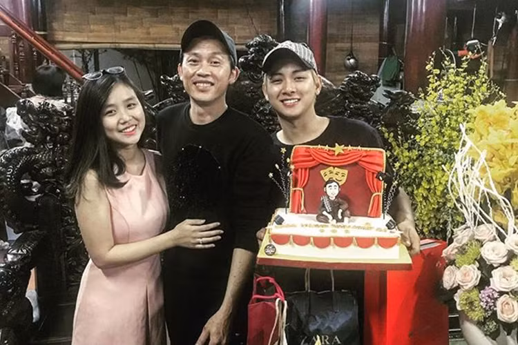 Vào thời điểm Hoài Lâm tuyên bố nghỉ hát trong 2 năm, Đàm Vĩnh Hưng tiết lộ Hoài Linh đã từ mặt Hoài Lâm vì thất vọng về cậu con trai nuôi này.