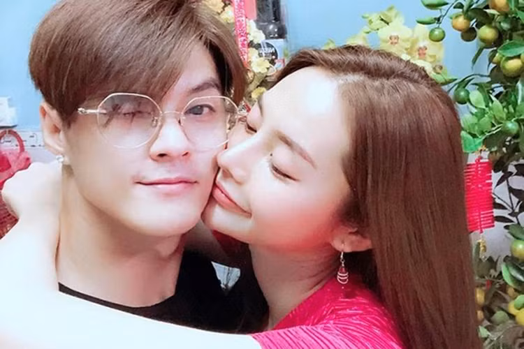 Gần đây, Linh Chi khoe chuyện tình cảm mặn nồng với Lâm Vinh Hải và không quên "nói xấu" Lý Phương Châu.
