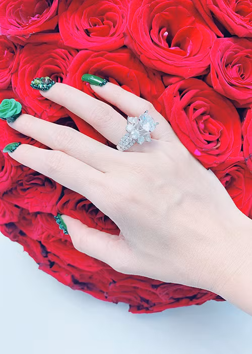 Nàng hoa hậu gốc Tiền Giang chia sẻ cô rất bất ngờ khi người yêu về tận quê để tặng quà.