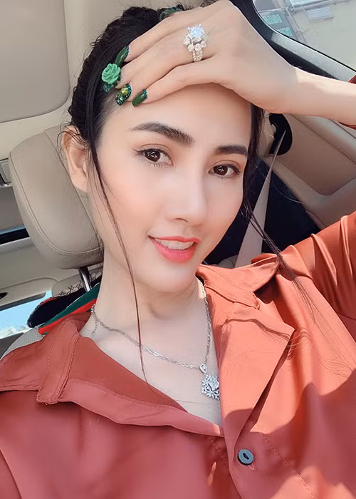  Phan Thị Mơ vừa khoe chiếc nhẫn kim cương 5,4 tỷ bạn trai tặng nhân dịp Valentine.