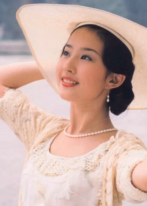 Năm 15 tuổi, Lưu Diệc Phi đóng phim "Kim phấn thế gia". Đến năm 16 tuổi, cô vụt sáng nhờ vai Tiểu Long Nữ trong bộ phim "Thần điêu đại hiệp". Đến nay, sau nhiều năm bước chân vào showbiz, Lưu Diệc Phi vẫn là cái tên hot. Ảnh: Dân Việt