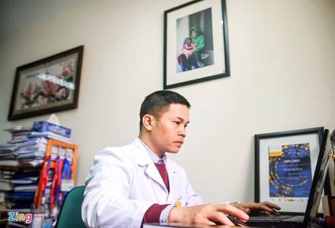 Trong các cuộc phát động thi ảnh của ngành, bác sĩ Hưng luôn mang giải về cho Viện. Anh cũng từng đoạt giải thi ảnh sáng tác do các tổ chức quốc tế tổ chức. “Tôi chụp ảnh để ghi lại những câu chuyện, tình cảm giữa bác sĩ và bệnh nhân", anh chia sẻ.