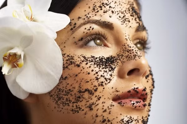 Bã cà phê tẩy tế bào chết, trị da sần vỏ cam. Trộn bã cà phê ướp lạnh vào sản phẩm tẩy tế bào chết thường dùng là tuyệt chiêu đánh bay da sần vỏ cam hiệu quả mà ít tốn kém. Chất caffeine bội trực tiếp lên da vừa co thắt mạch máu vừa kích thích tuần hoàn máu dưới da nên thường được dùng trong các sản phẩm trị bọng mắt và da sần vỏ cam. Khi thoa lên người, bạn nhớ kèm thao tác massage để đạt hiệu quả tối đa.