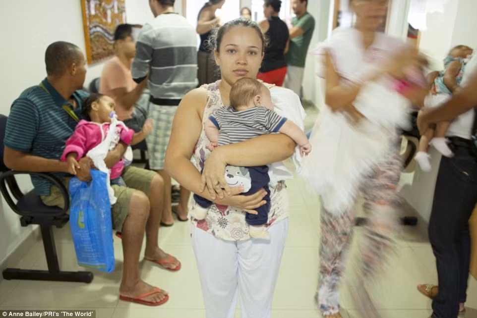 Susana Lima da Silva, 25 tuổi, có con trai ba tháng tuổi William Gabriel mắc dị tật đầu nhỏ liên quan đến virus Zika.