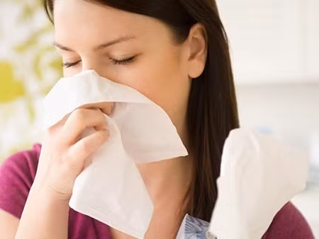 Thuốc ho – dị ứng: Nên mua thuốc dạng siro chứa thuốc kháng sinh histamin làm dịu ho (kể cả trị nôn ói) cho trẻ; nếu là thuốc trị ho loại viên có chứa codein thì chỉ dành cho người lớn.