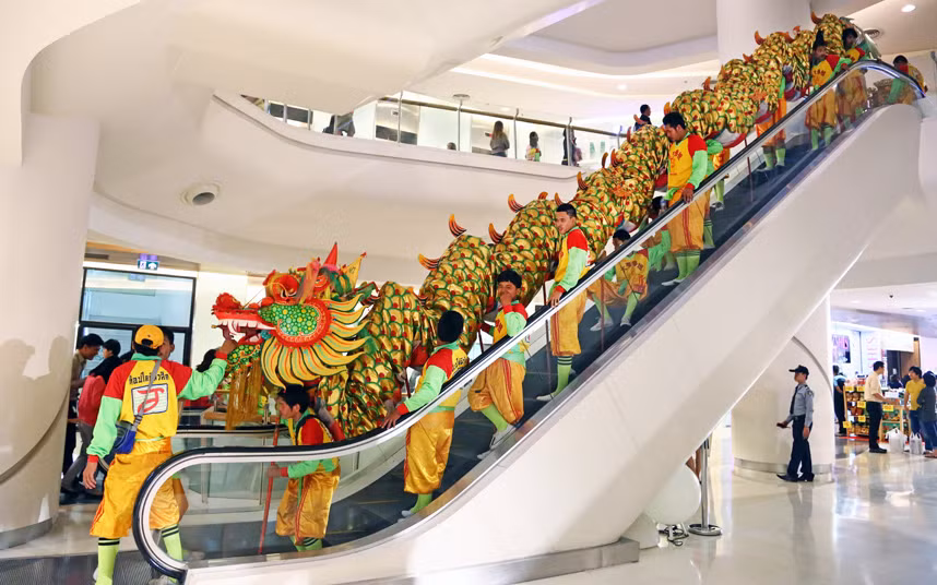Một con rồng cưỡi thang cuốn tại một trung tâm mua sắm ở Bangkok, Thái Lan.