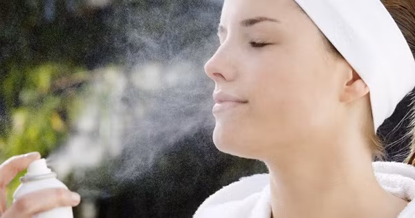 Xịt khoáng. Sau khi tẩy trang, vệ sinh sạch sẽ, bạn dùng xịt khoáng để cân bằng độ ẩm cho da, làm dịu da, hạn chế các tác hại của mỹ phẩm và giúp da săn chắc hơn. Tránh trường hợp gây tổn thương cho da, bạn chỉ dùng sản phẩm của các thương hiệu uy tín, có nguồn gốc từ thiên nhiên và không chứa hương liệu.