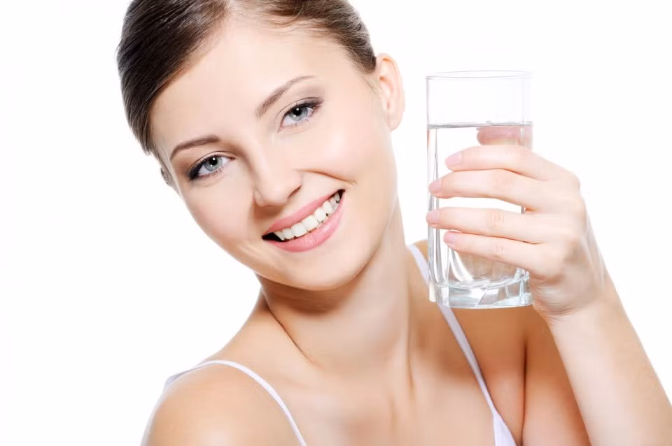 Uống nhiều nước. Uống nhiều nước là việc làm vô cùng quan trọng để khôi phục làn da của người thường xuyên trang điểm. Nước có tác dụng cung cấp độ ẩm cần thiết để da không bị khô và giúp cơ thể thanh tẩy độc tố ra ngoài, mang lại làn da căng tràn sức sống, mềm mượt tự nhiên.
