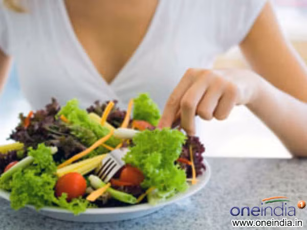Thay đổi thói quen ăn uống. Khi dừng hút thuốc lá, bạn sẽ cảm thấy thèm ăn nhiều hơn. Tuy nhiên, đừng cố nhồi nhét đầy dạ dày bằng những thực phẩm không lành mạnh. Hãy thêm rau quả, trái cây vào chế độ ăn uống hàng ngày của bạn để tăng cường sức khỏe cũng như giảm thiểu nguy cơ ung thư.