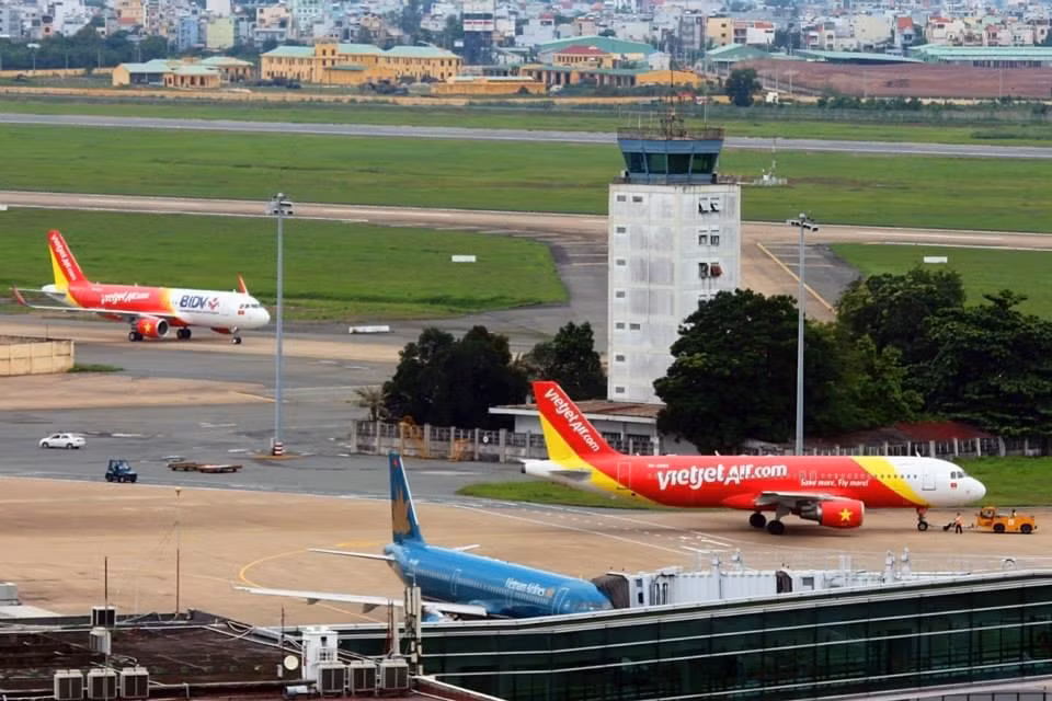 Vietnam Airlines, Vietjet, Bamboo... ton hai bao nhieu khi gian cach?
