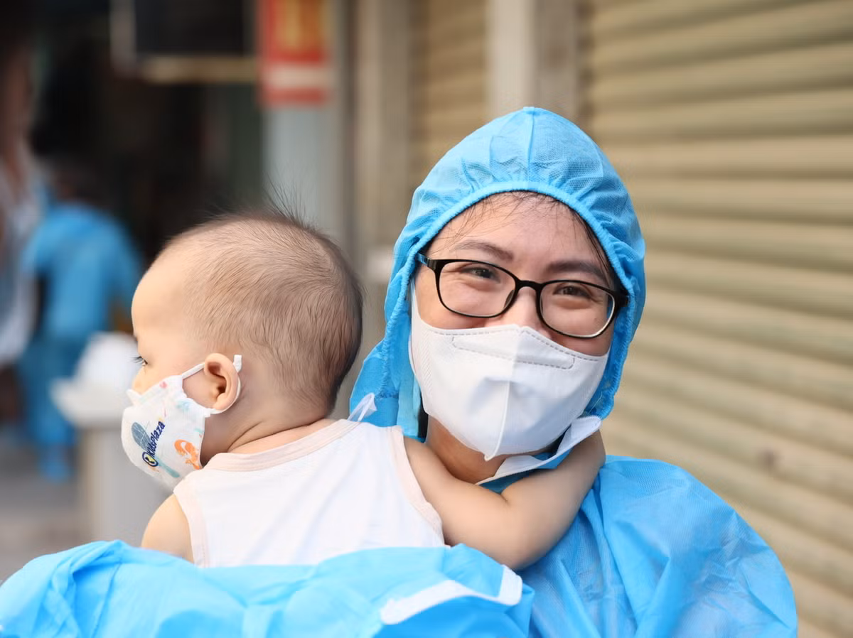 Trong số hơn 1.400 người được đưa đi cách ly tập trung có rất nhiều em nhỏ tuổi.