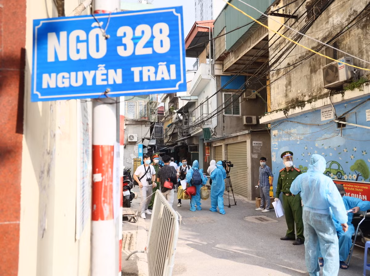 Lực lượng chức năng quận Thanh Xuân đã phun khử khuẩn, hỗ trợ người dân vận chuyển đồ đạc. Trong 7 ngày tới, phường Thanh Xuân Trung sẽ tiếp tục kiểm soát việc cách ly tại nhà của người dân.
