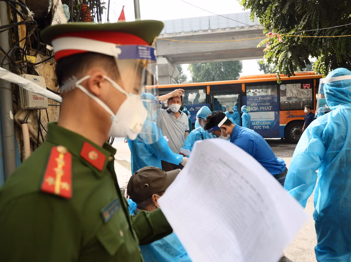 UBND phường Thanh Xuân Trung đã yêu cầu tất cả những người vừa cách ly tập trung về sẽ tiếp tục cách ly tại nhà và chủ động theo dõi sức khoẻ.
