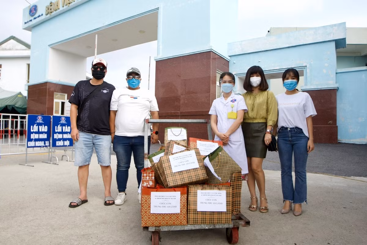 Được biết, đây là những món quà nằm trong chương trình “Vì người nghèo Hà Nội - TP.HCM". Cách đây ít ngày, chương trình đã trao quà là thực phẩm thiết yếu cho bệnh nhân "xóm chạy thận", người lao động nghèo giúp họ vượt qua khó khăn và đại dịch COVID-19.
