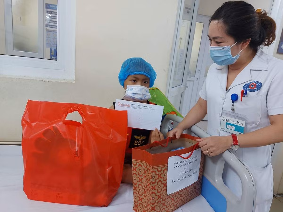 Bác sĩ trao quà cho em Nguyễn Viết Thảo (8 tuổi, quê Thái Bình). Em Thảo đang bị u não và là một trong những bệnh nhân khó khăn nhất tại Bệnh viện K (cơ sở Tân Triều) hiện nay.
