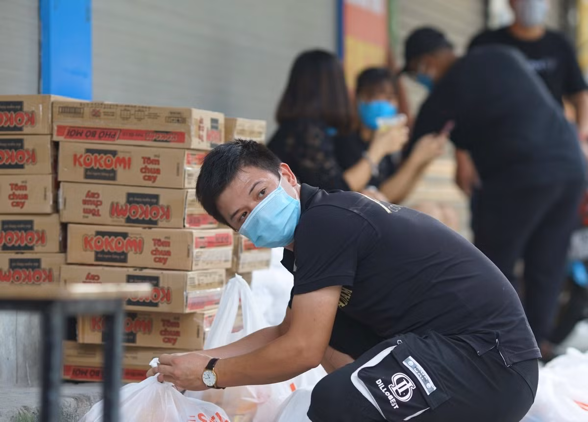 Ban Biên tập báo mong muốn với phần quà này sẽ chung tay giúp sức với những người dân “xóm chạy thận” vượt qua khó khăn trong đợt dịch này.