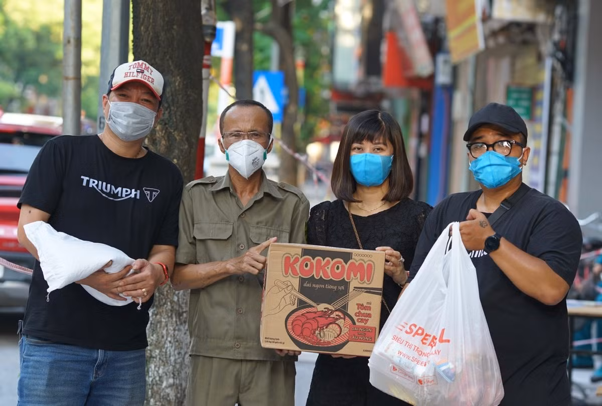 Chiều 11/9, Ban Biên tập báo Tri thức và Cuộc sống đã tới “xóm chạy thận” trên địa bàn phường Bách Khoa (quận Hai Bà Trưng, Hà Nội) để trao những suất quà thiết yếu tới tay những người dân sống tại đây.