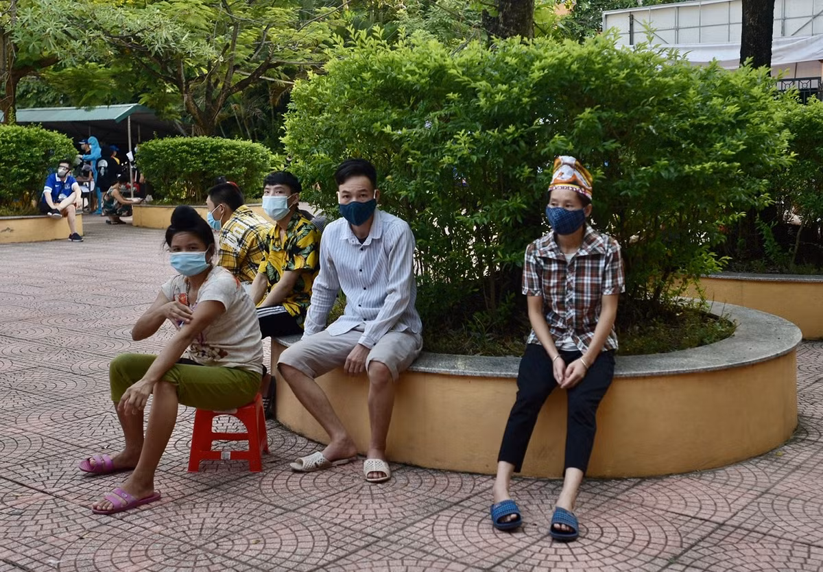 Đây là những công nhân người dân tộc đang làm việc tại một công trình trên địa bàn phường Hoàng Văn Thụ. Do dịch bệnh COVID-19 nên công trình này phải lùi thời gian thi công.