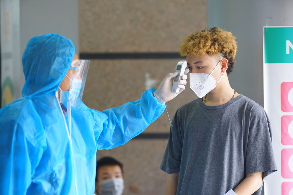 Mọi công tác kiểm soát được diễn ra chặt chẽ. Những người có nhiệt độ cao sẽ phải đi cổng riêng chờ theo dõi tiếp.