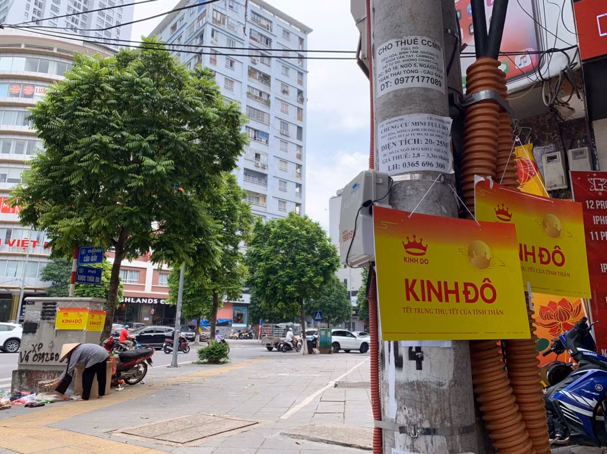 Cùng thời điểm này, gian hàng Kinh Đô tại ngã ba Cầu Giấy - Khúc Thừa Dụ đã phải treo rất nhiều biển quảng cáo để người dân biết đến.