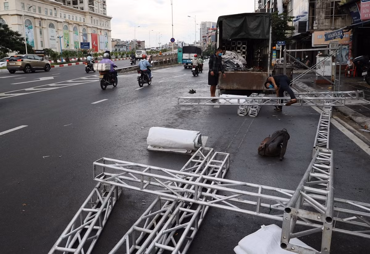 Công an Hà Nội nhận định, trong 13 ngày làm nhiệm vụ (từ 4/9 đến nay) 39 chốt kiểm soát liên ngành với hàng nghìn chiến sĩ công an, dân phòng, y tế đã tích cực hoàn thành nhiệm vụ, góp phần vào công tác phòng chống lây lan dịch bệnh.