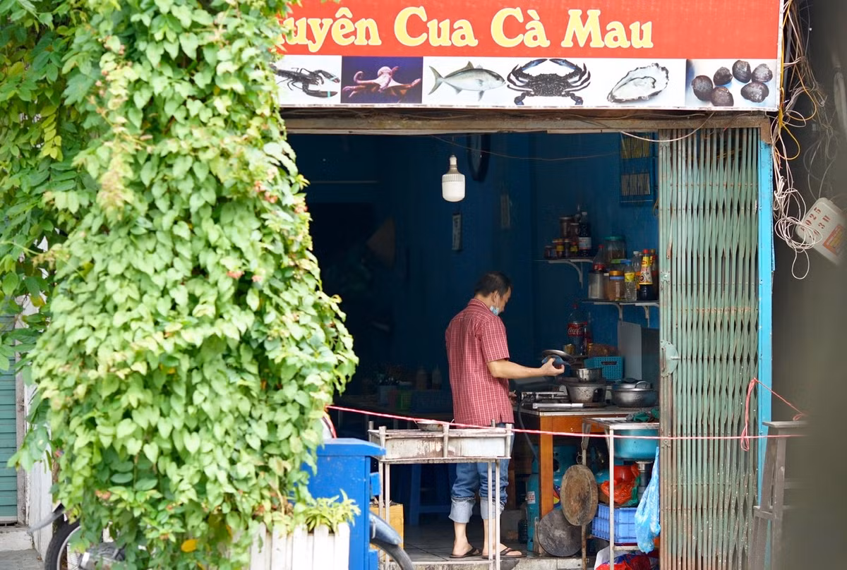 Các cửa hàng đều căng dây giữ khoảng cách với khách hàng.