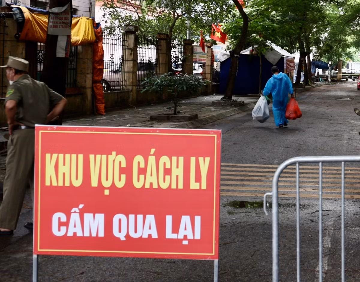Trước đó, CDC Hà Nội thông báo chùm ca bệnh Chung cư Đền Lừ 2 ghi nhận 17 ca F0. Ca bệnh đầu tiên được phát hiện là 1 phụ nữ 62 tuổi.