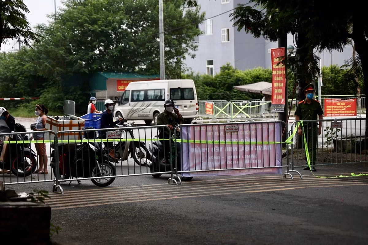 Hàng hoá chuyển vào phải để ở điểm tiếp nhận, lực lượng kiểm soát sẽ phun khử khuẩn toàn bộ trước khi chuyển vào khu dân cư.