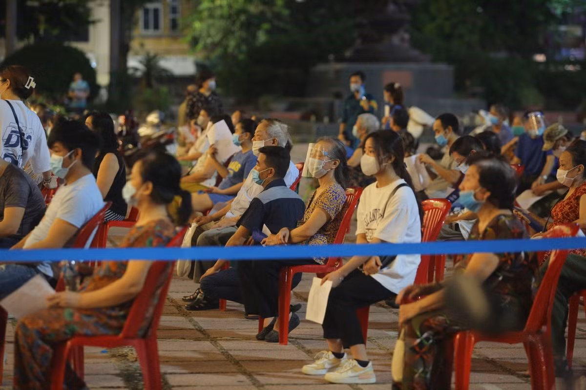 Việc chuyển xuống tiêm vào buổi tối sẽ có điều kiện thời tiết mát mẻ, rất có lợi cho những người trên 65 tuổi.