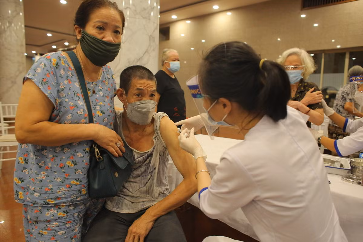 Người dân được hướng dẫn tới tiêm theo khung giờ để tránh tập trung đông người.