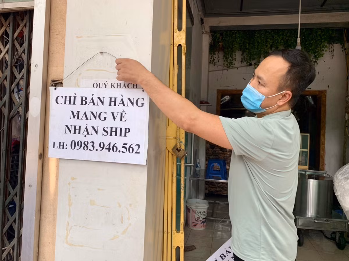 Anh Phủng - chủ cửa hàng phở trên phố Hà Huy Tập (thị trấn Yên Viên, Gia Lâm) cho biết, anh nhận được thông tin của Huyện cho mở lại từ sáng sớm nay nhưng do cửa hàng đóng lâu ngày lại chưa có đồ nên phải dọn dẹp, hôm sau mới bán được.
