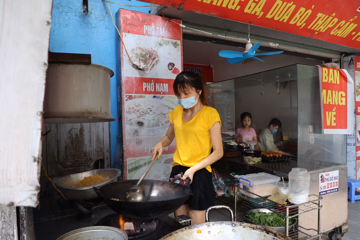 Toàn bộ người dân ra vào 2 phân vùng đang được hoạt động kinh doanh của huyện Gia Lâm sẽ có lực lượng kiểm soát, lập sổ theo dõi.