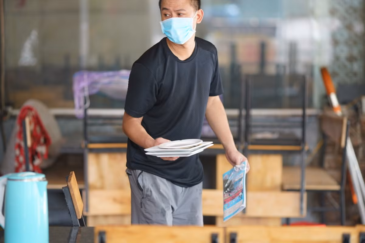Anh Tuấn cho biết, anh có 2 cửa hàng nhưng đã đóng cửa hơn 2 tháng nay. Do không phải đi thuê nhà nên anh may mắn hơn nhiều cửa hàng khác đã buộc phải đóng cửa do không đủ chi phí duy trì mùa dịch.