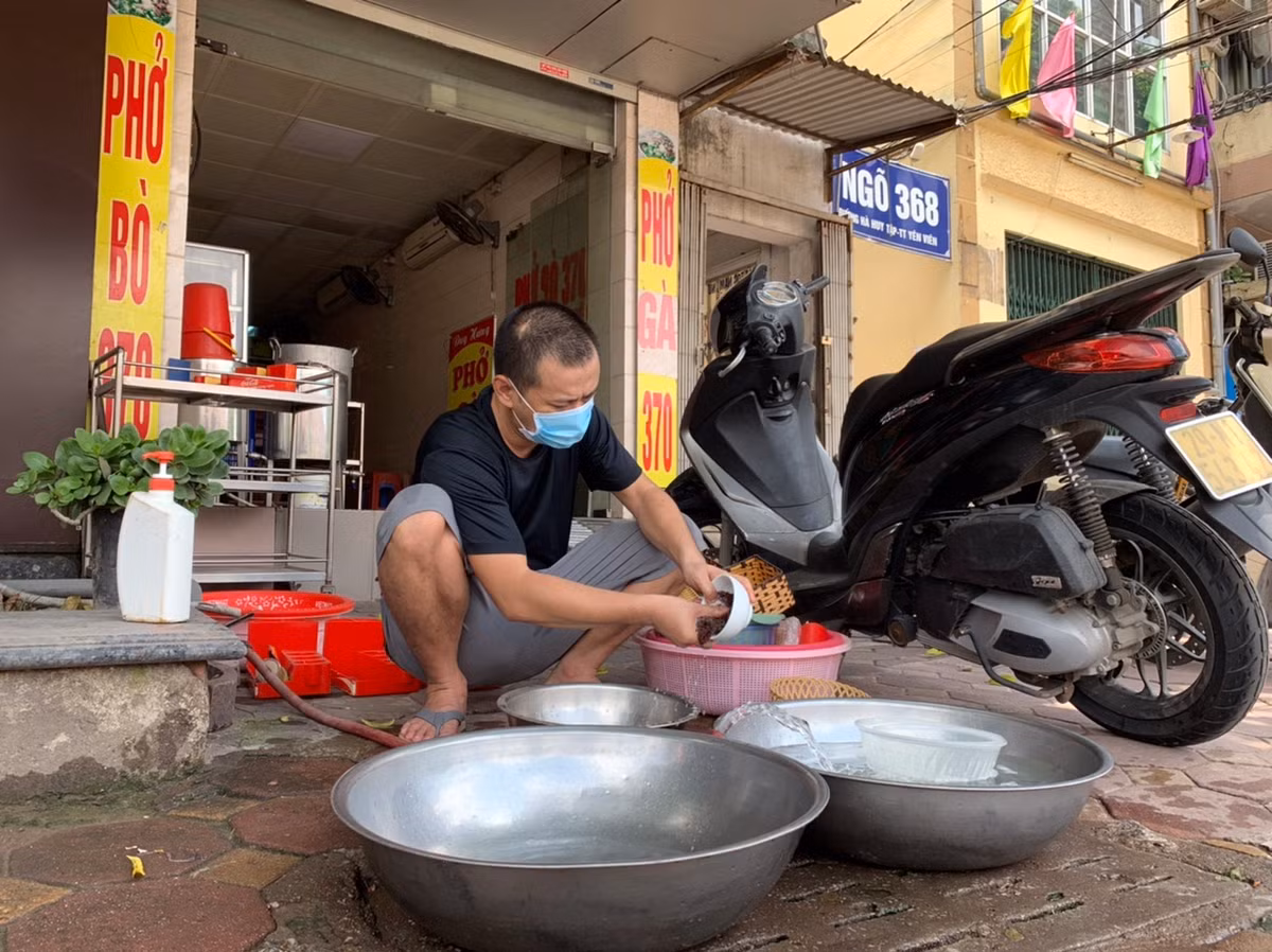 Cách cửa hàng của anh Phủng không xa, anh Nguyễn Văn Tuấn cũng đang lau dọn đồ đạc để chuẩn bị mở bán hàng.