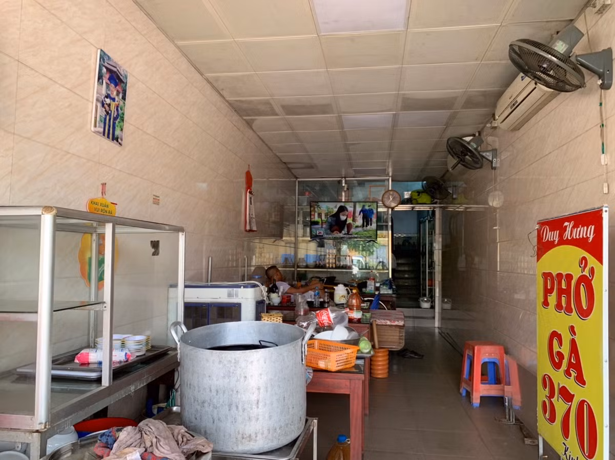 Ngoài ra, huyện Gia Lâm cũng cho phân khu 2 (vùng da cam) được hoạt động các dịch vụ thiết yếu nhưng phải đảm bảo đủ phương châm “3 tại chỗ”, “một cung đường, hai điểm đến”.
